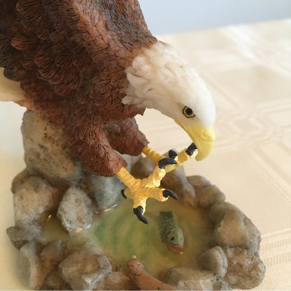 Bald eagle figurine 7 inches tall. Detailed resin eagle diving for Fish - Picture 5 of 6